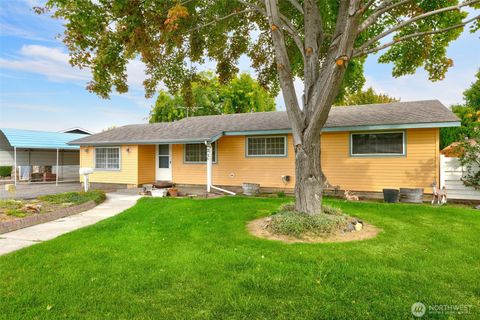 Photo of 221 Blossom Drive, Moxee, WA 98936 (MLS # 2441543)