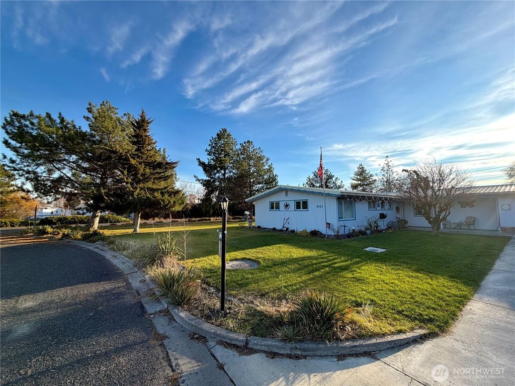 Photo of 541 Fairchild Loop, Moses Lake, WA 98837 (MLS # 2458368)
