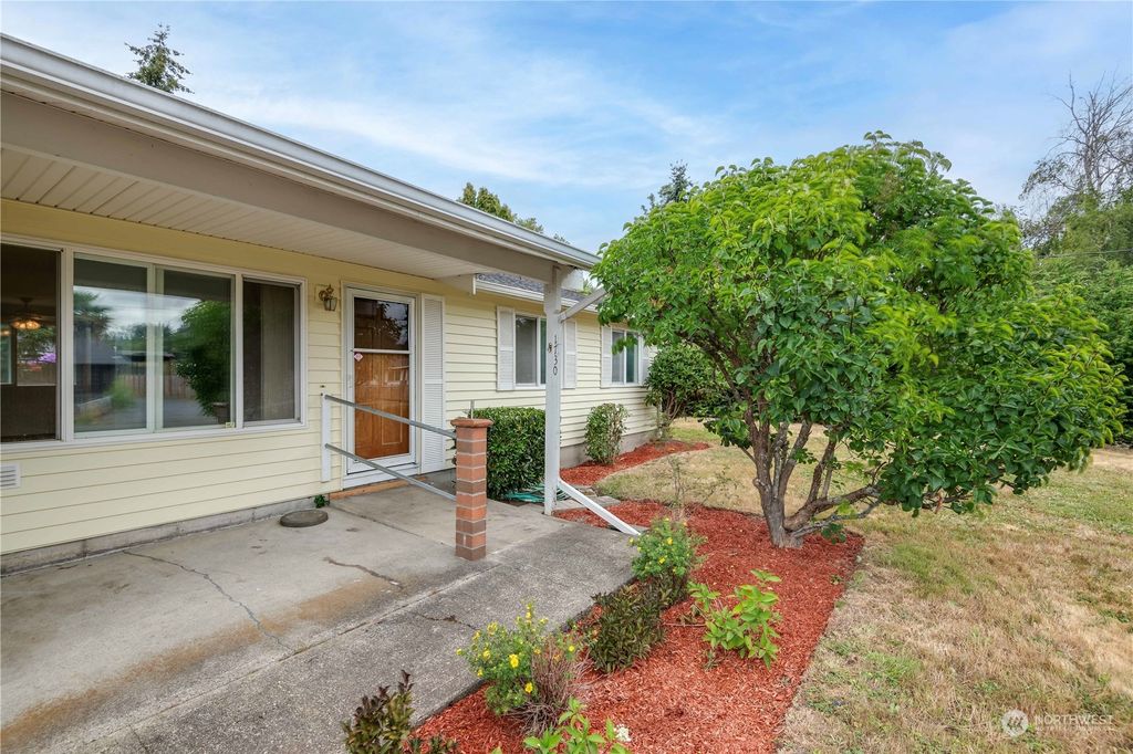 Photo of 1730 S 244th Street, Des Moines, WA 98198 (MLS # 2277701)