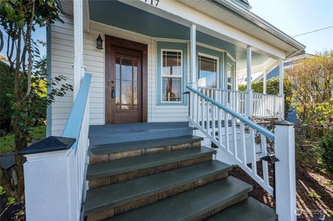 Photo of 2717 Virginia Avenue, Everett, WA 98201 (MLS # 2205722)