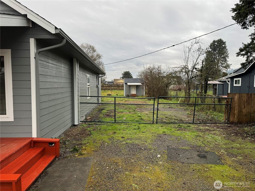 Photo of 204 2nd Ave Avenue N, Algona, WA 98001 (MLS # 2466838)