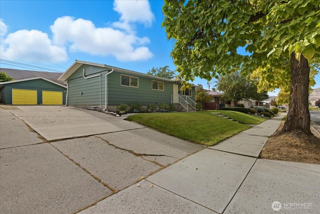 Photo of 1025 River Drive, Coulee Dam, WA 99116 (MLS # 2514510)