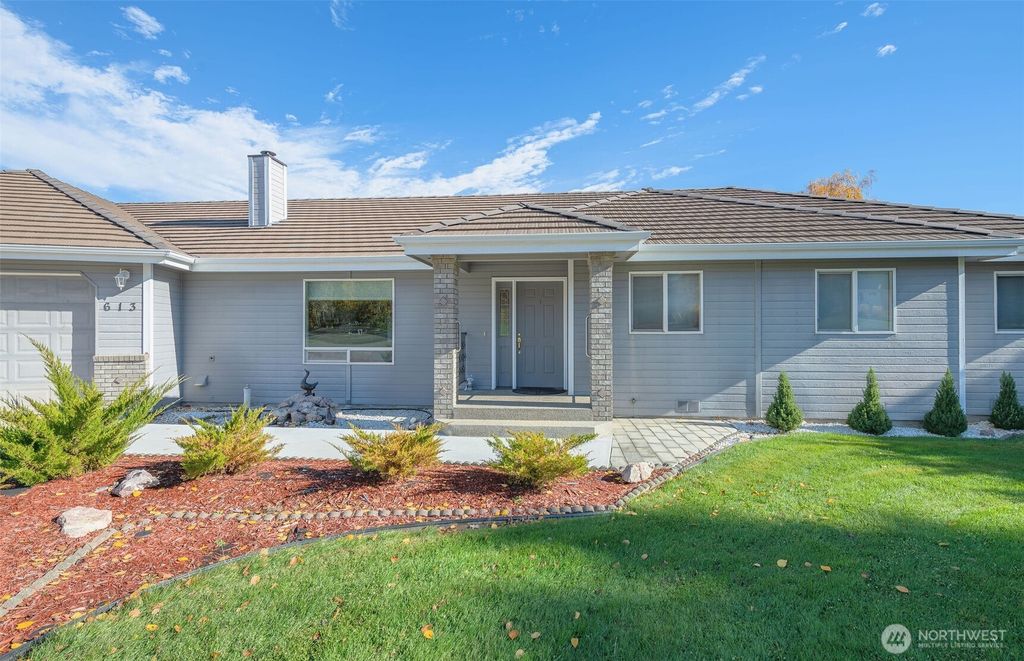 Photo of 613 Meadow Drive, Wenatchee, WA 98801 (MLS # 2510536)