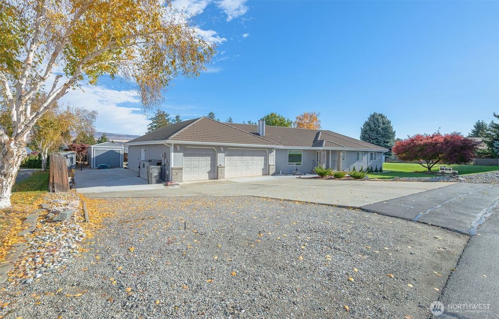 Photo of 613 Meadow Drive, Wenatchee, WA 98801 (MLS # 2510536)
