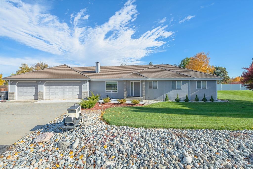 Photo of 613 Meadow Drive, Wenatchee, WA 98801 (MLS # 2510536)