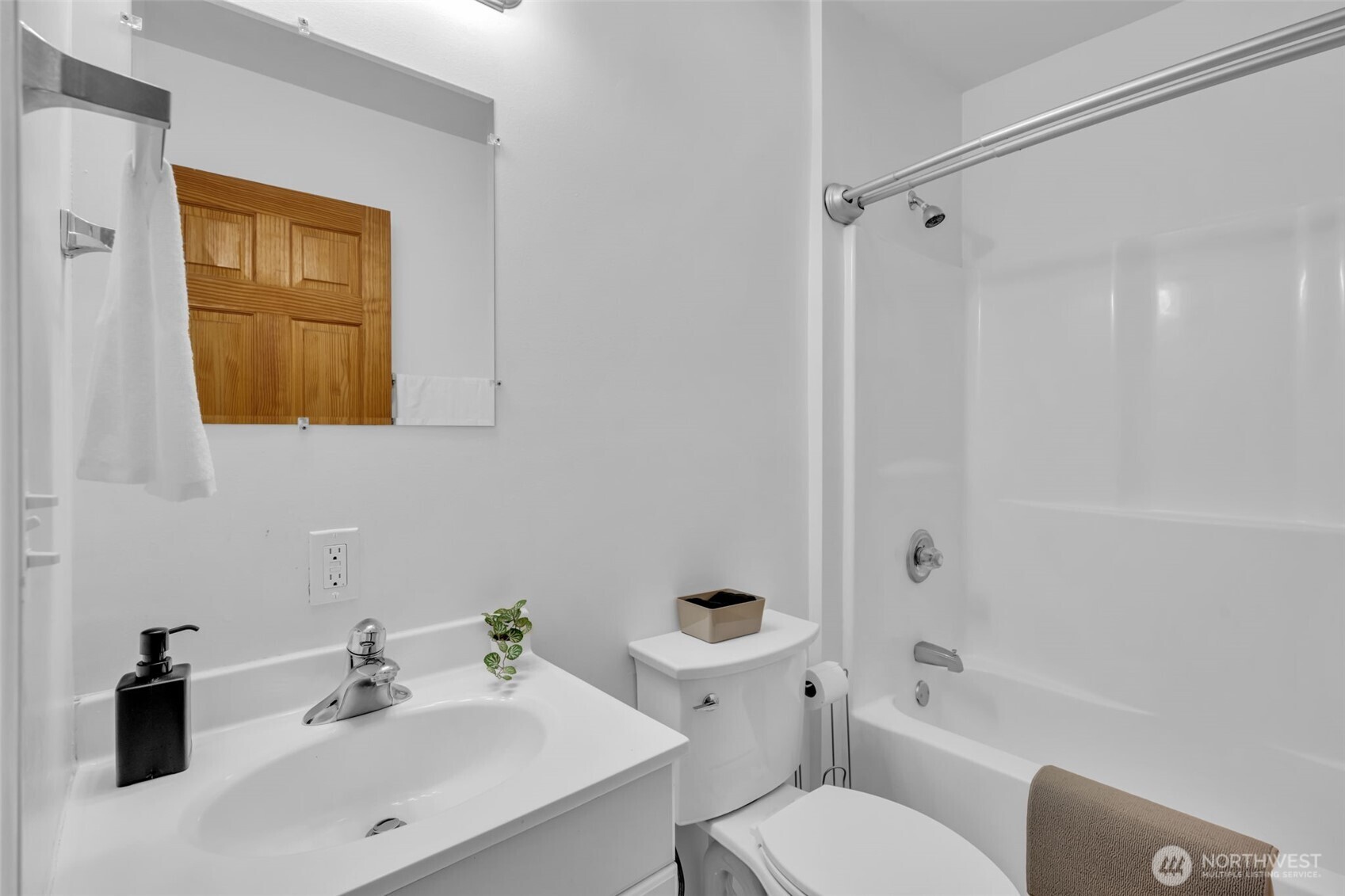 Seattle, Washington 98106, United States, 1 Bedroom Bedrooms, ,1 BathroomBathrooms,Residential,Pending,182390