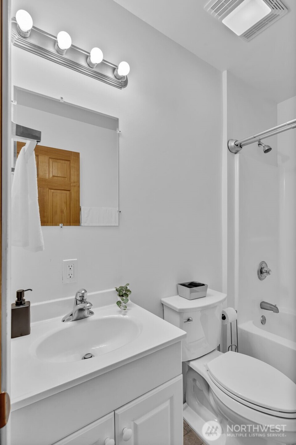 Seattle, Washington 98106, United States, 1 Bedroom Bedrooms, ,1 BathroomBathrooms,Residential,Pending,182390