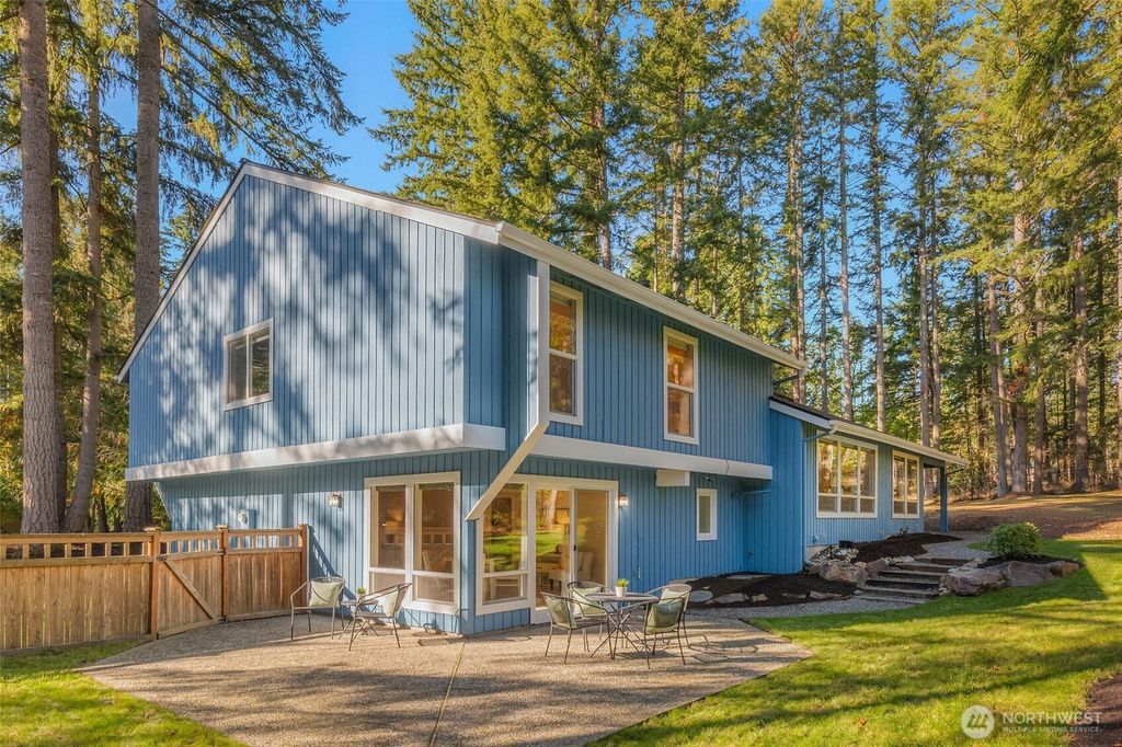 Photo of 642 213th Place NE, Sammamish, WA 98074 (MLS # 2444263)