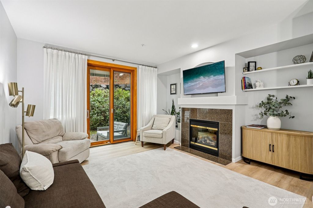 Photo of 21264 SE 42nd Lane #21264, Issaquah, WA 98029 (MLS # 2486743)