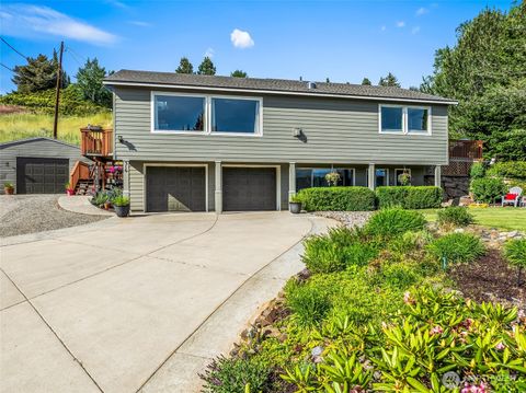Photo of 316 Easy Street, Wenatchee, WA 98801 (MLS # 2521588)