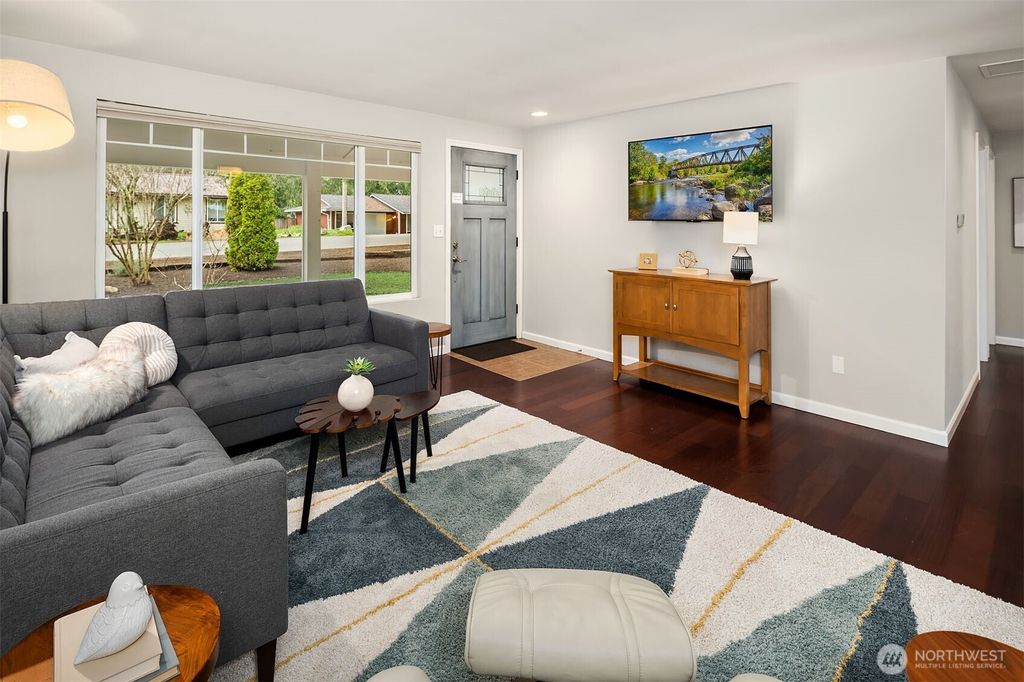 Photo of 922 208th Ave Ave NE, Sammamish, WA 98074 (MLS # 2471942)