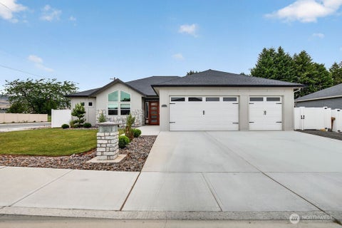 Photo of 613 S Perry Avenue, East Wenatchee, WA 98802 (MLS # 2488367)