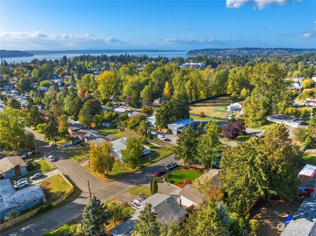 Photo of 24320 20th Avenue S, Des Moines, WA 98198 (MLS # 2298038)