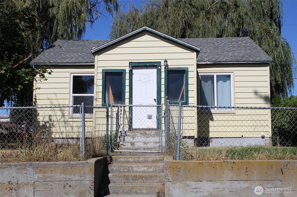 Photo of 208 Sinclair, Davenport, WA 99122 (MLS # 2583675)