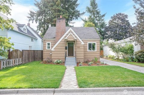 Photo of 422 8th Avenue NE, Puyallup, WA 98372 (MLS # 2441571)