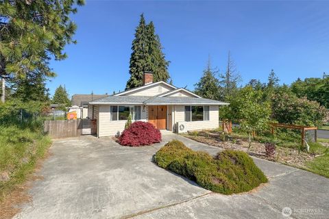 Photo of 806 S E Street, Port Angeles, WA 98363 (MLS # 2529065)