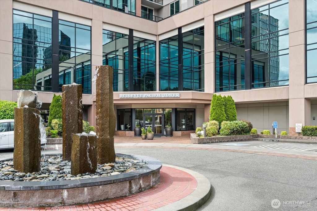 Photo of 177 107th Avenue NE #1706, Bellevue, WA 98004 (MLS # 2521431)