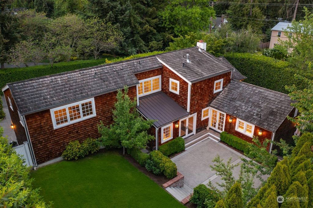 Photo of 2221 76th Avenue NE, Medina, WA 98039 (MLS # 2059525)