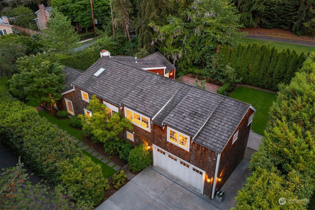 Photo of 2221 76th Avenue NE, Medina, WA 98039 (MLS # 2059525)