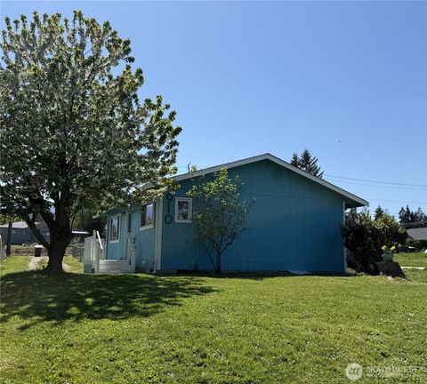 Photo of 910 W 16th Street, Port Angeles, WA 98363 (MLS # 2517314)