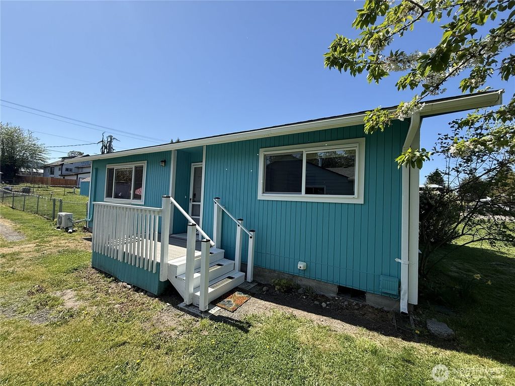 Photo of 910 W 16th Street, Port Angeles, WA 98363 (MLS # 2517314)