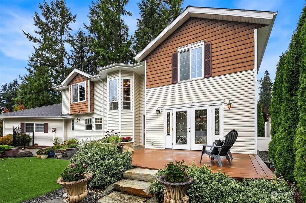 Photo of 12832 NE 70th Place, Kirkland, WA 98033 (MLS # 2171410)