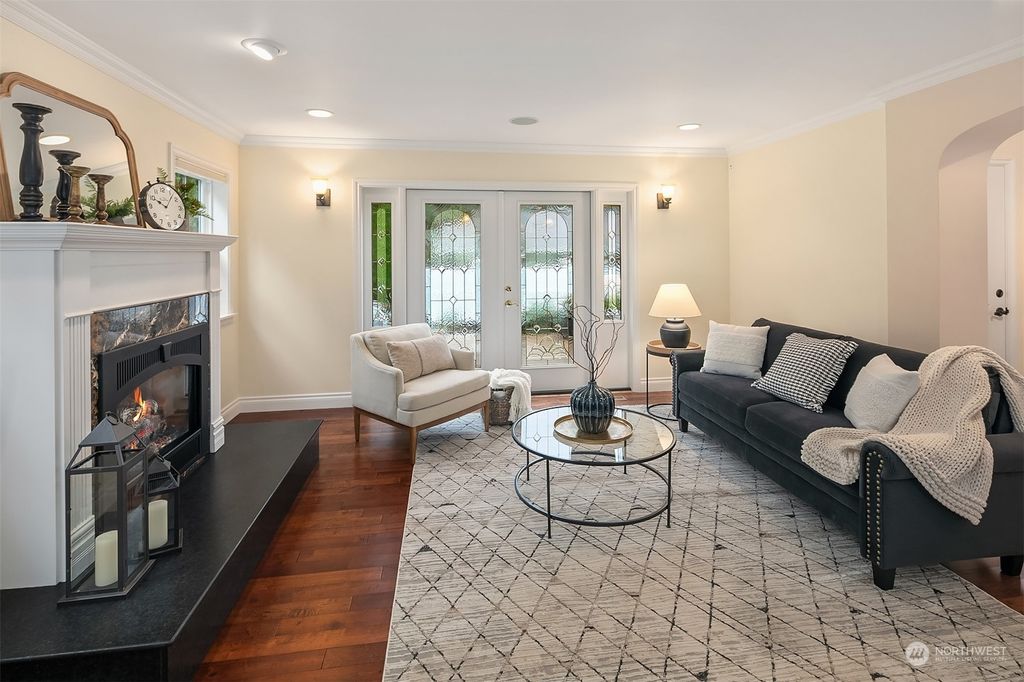 Photo of 12832 NE 70th Place, Kirkland, WA 98033 (MLS # 2171410)