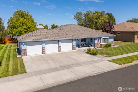 Photo of 216 E Tanglewood Drive, Moses Lake, WA 98837 (MLS # 2422477)