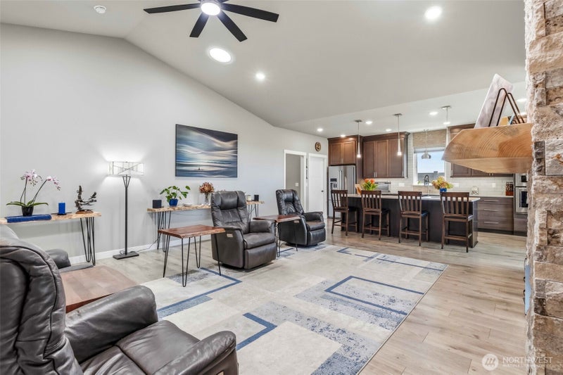 924 S M Loop Drive SW