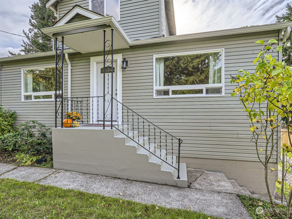 Photo of 2639 SW 106th Street, Seattle, WA 98146 (MLS # 2172419)