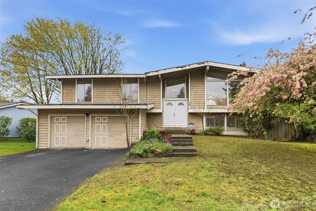 Photo of 12522 SE 217th Place, Kent, WA 98031 (MLS # 2502089)