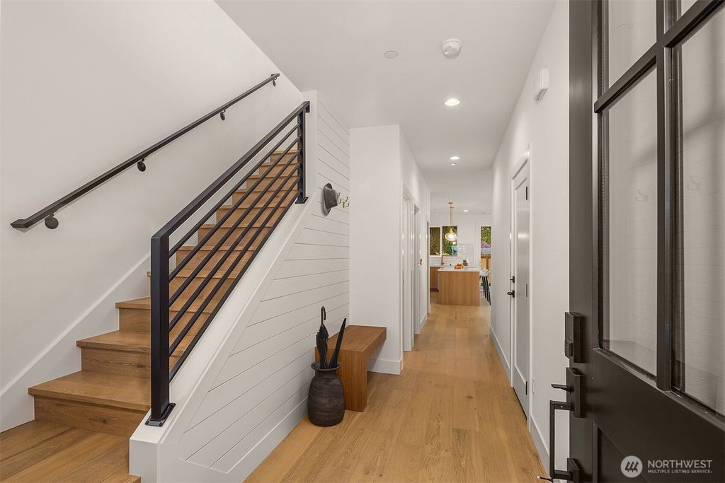 Photo of 13728 NE 101st Street, Kirkland, WA 98033 (MLS # 2497676)