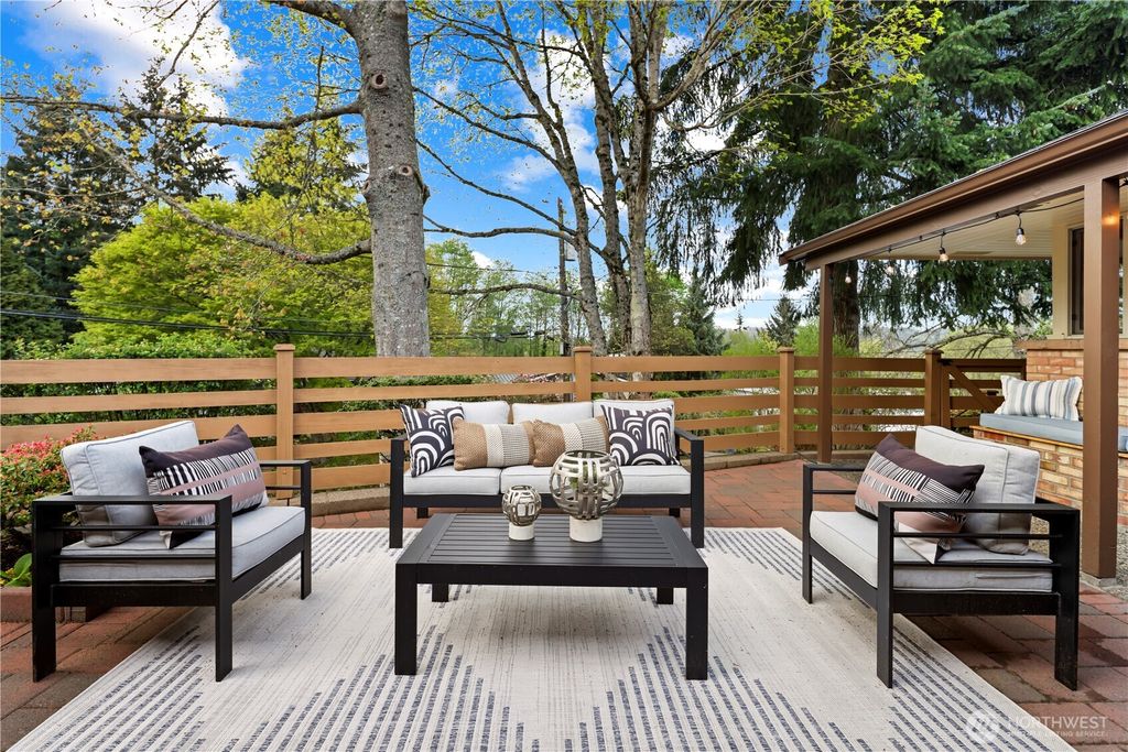 Photo of 16544 34th Avenue NE, Lake Forest Park, WA 98155 (MLS # 2512927)