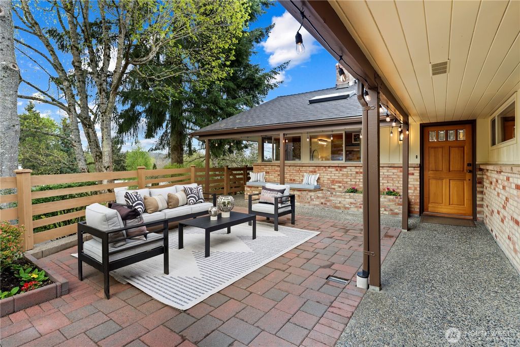 Photo of 16544 34th Avenue NE, Lake Forest Park, WA 98155 (MLS # 2512927)