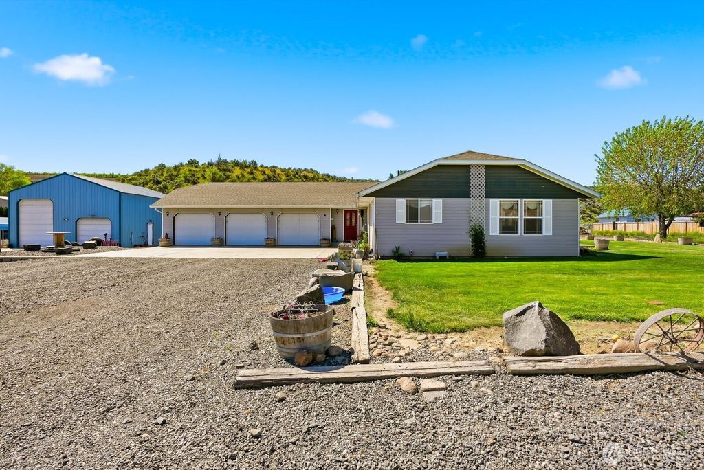 Photo of 15180 Cottonwood Canyon Road, Yakima, WA 98908 (MLS # 2540452)