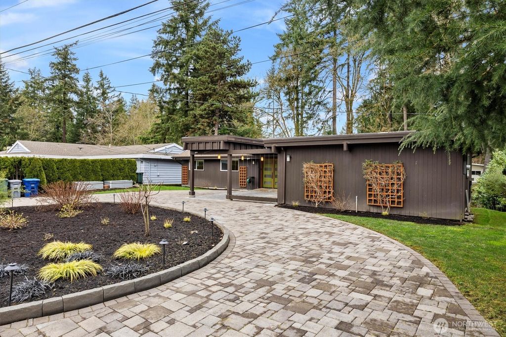 Photo of 628 129th Place NE, Bellevue, WA 98005 (MLS # 2352568)