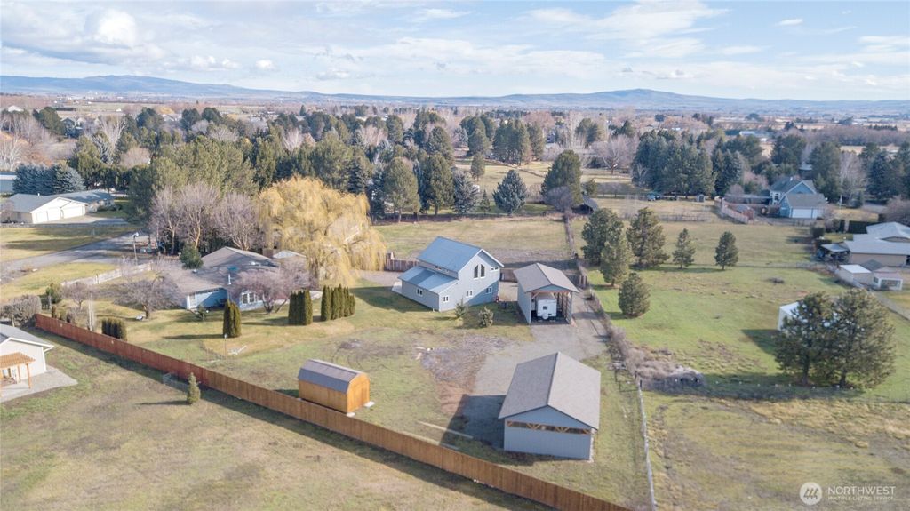 Photo of 2008 E 1st Avenue, Ellensburg, WA 98926 (MLS # 2477328)