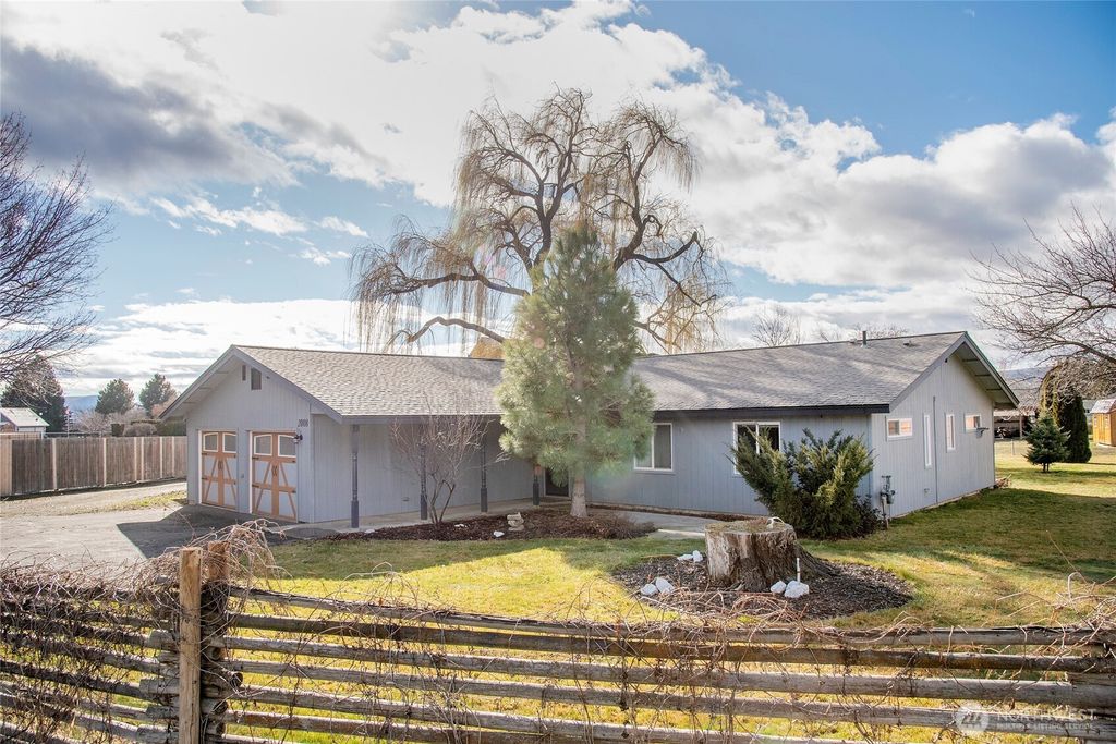 Photo of 2008 E 1st Avenue, Ellensburg, WA 98926 (MLS # 2477328)