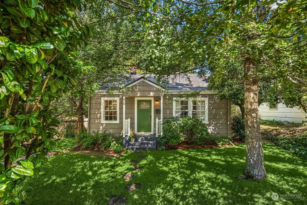 Photo of 818 NE 92nd Street, Seattle, WA 98115 (MLS # 2267619)