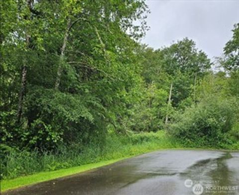 Photo of 18599 SE 136th St, Renton, WA 98059 (MLS # 2494399)