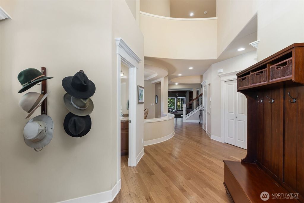 Photo of 23431 NE 10th Place, Sammamish, WA 98074 (MLS # 2522162)