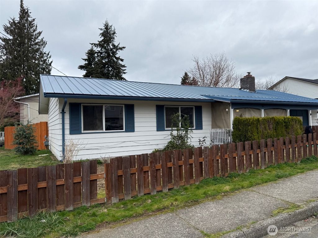 Photo of 2608 NE 25 Street, Renton, WA 98056 (MLS # 2341416)