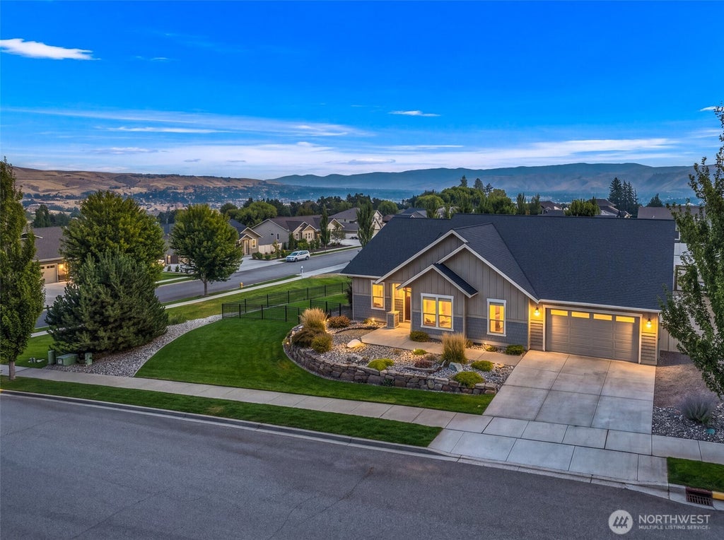 Photo of 351 Allison Street, Wenatchee, WA 98801 (MLS # 2572808)