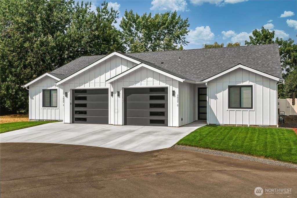 Photo of 1037 SE Date Avenue #1, College Place, WA 99324 (MLS # 2562936)