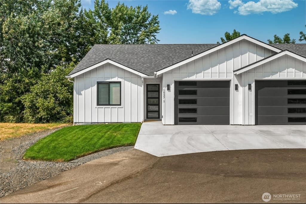 Photo of 1037 SE Date Avenue #1, College Place, WA 99324 (MLS # 2562936)