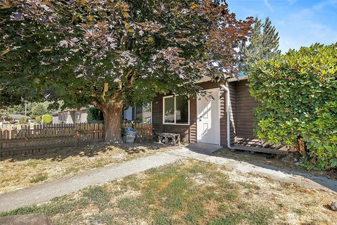 Photo of 417 22nd Street SE, Auburn, WA 98002 (MLS # 2559823)