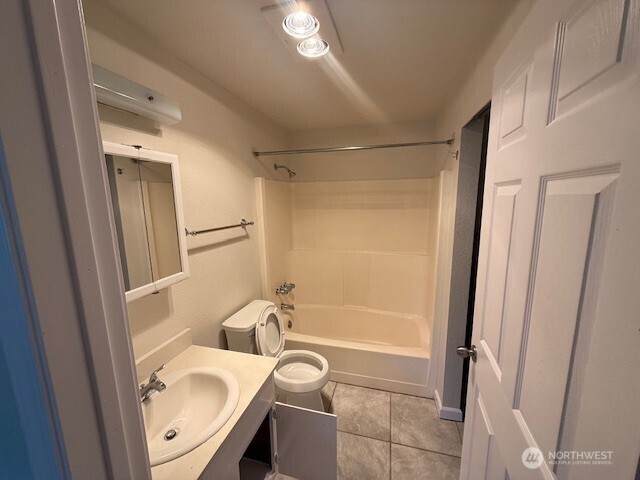 313 E Woodworth Street 4