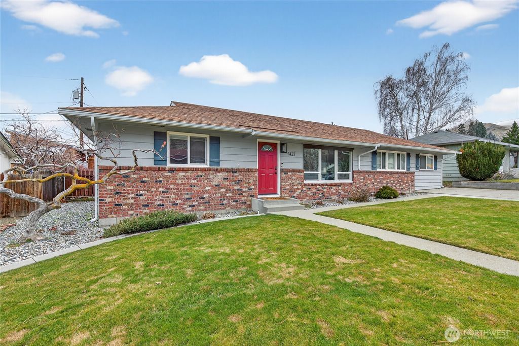 Photo of 1427 Seneca Street S, Wenatchee, WA 98801 (MLS # 2477571)