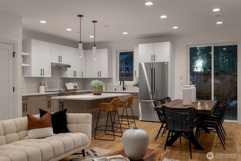 Photo of 10166 NE 113th Place, Kirkland, WA 98033 (MLS # 2543331)