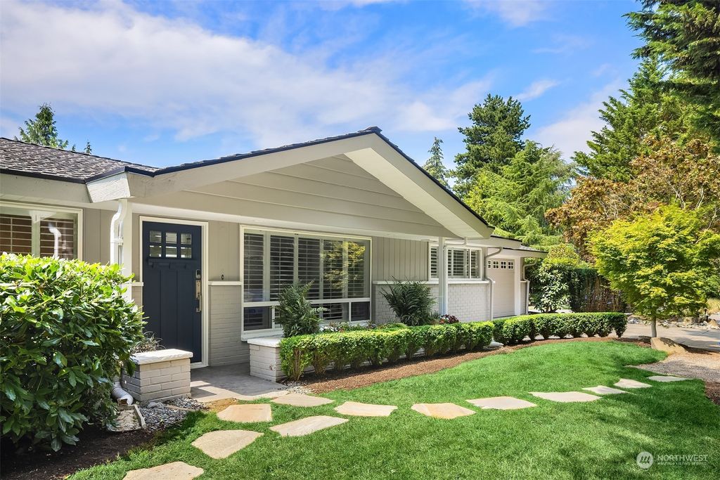 Photo of 2831 Hunts Point Road, Hunts Point, WA 98004 (MLS # 2275784)